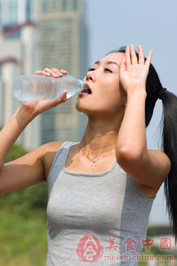 如何喝水才能被皮肤吸收